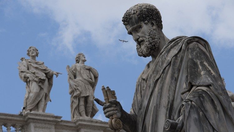 Статуя на свети Петър на едноименния площад в Рим