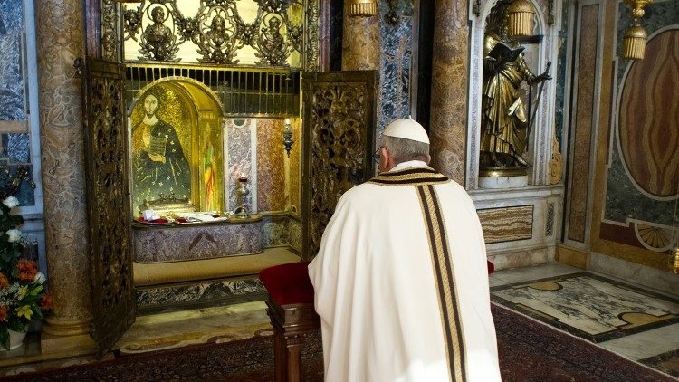 Ilustračná snímka: pápež František v modlitbe pred hrobom sv. Petra 
