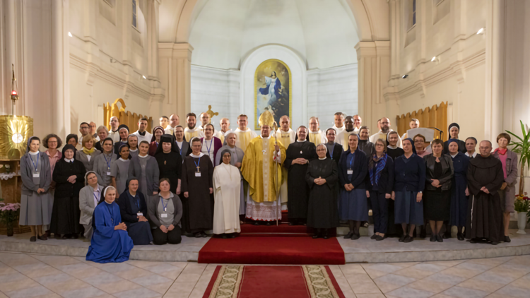 Архиепископ П. Пецци с участниками ассамблеи