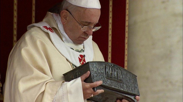 2013.11.24 Santa Messa a conclusione dell'anno della fede, Papa Francesco e reliquie di San Pietro