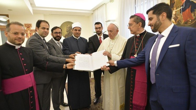 Папа Франциск с членовете на Комитета за човешкото братство