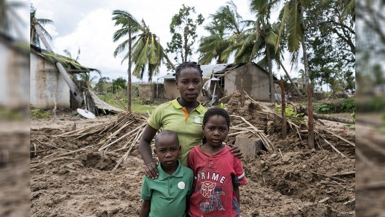  Joana Inacio (13 years), Maisinha (8 years) Inaciao (6) live in Macomia, Mozambique, an area hit hard by Cyclone Kenneth. Their house was destroyed by the cyclone.