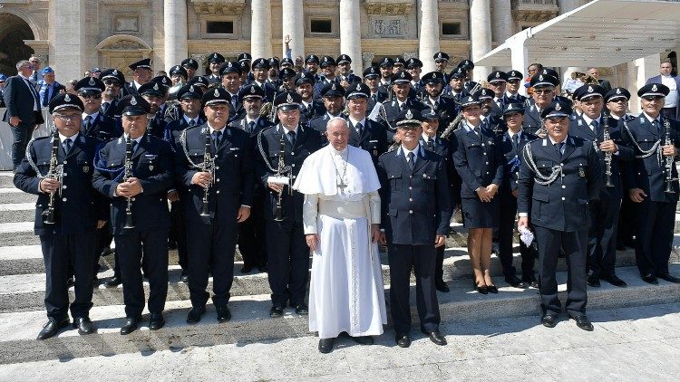 Papa Franjo i službenici kaznene policije