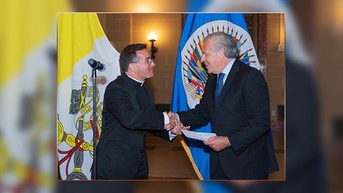 Mons. Miles com o secretário-geral da OEA, Luis Almagro	