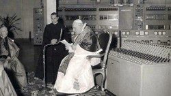 Padre Stefanizzi con GiovanniXXIIIaem.jpg