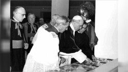 Padre Stefanizzi con Pio XIIaem.jpg