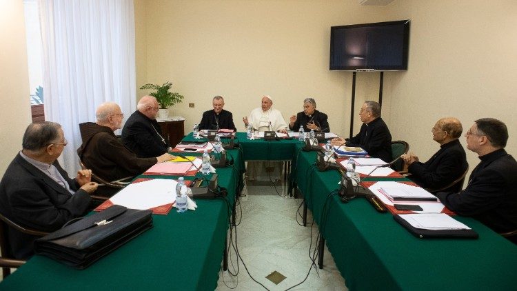 Rada kardinálů při jednom z dřívějších zasedání, na kterých byli osobně přítomni