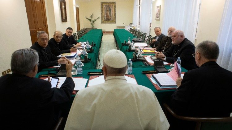Le Conseil des cardinaux, ici en réunion physique autour du Pape, en septembre 2019.