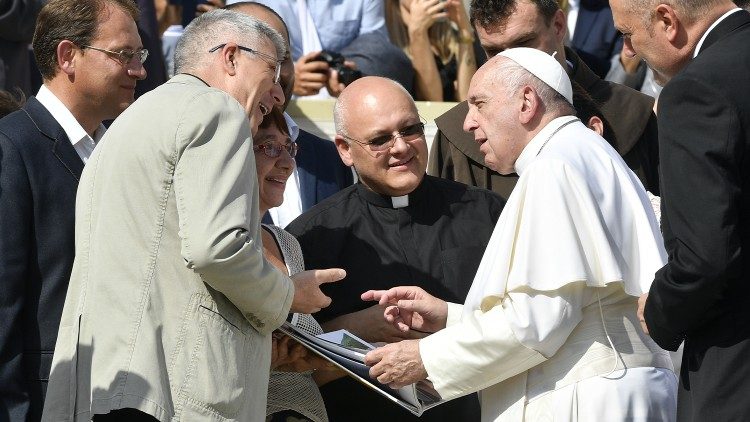 A pápa örömmel emlékezik a székely családra