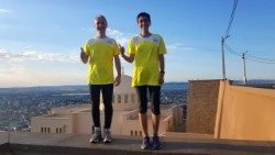 Jean-Paul Vesco, il vescovo di Orano, Algeria podista Via Pacis sul tetto.jpg