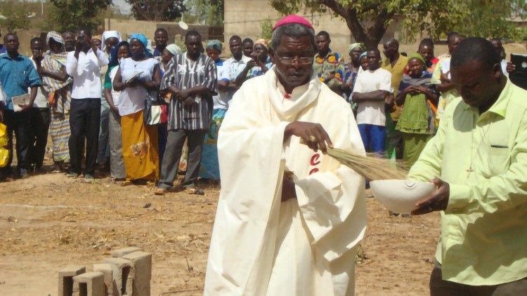 Вярващи на литургия Буркина Фасо