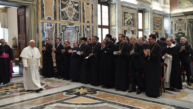 El Papa alienta a la unidad a Sociedad Derecho de Iglesias Orientales -  Vatican News