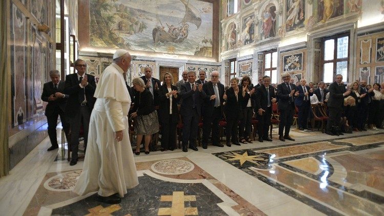البابا فرنسيس يستقبل وفد الاتحاد الوطني لنقابات الجراحين وأطباء الأسنان في إيطاليا 20 أيلول سبتمبر 2019