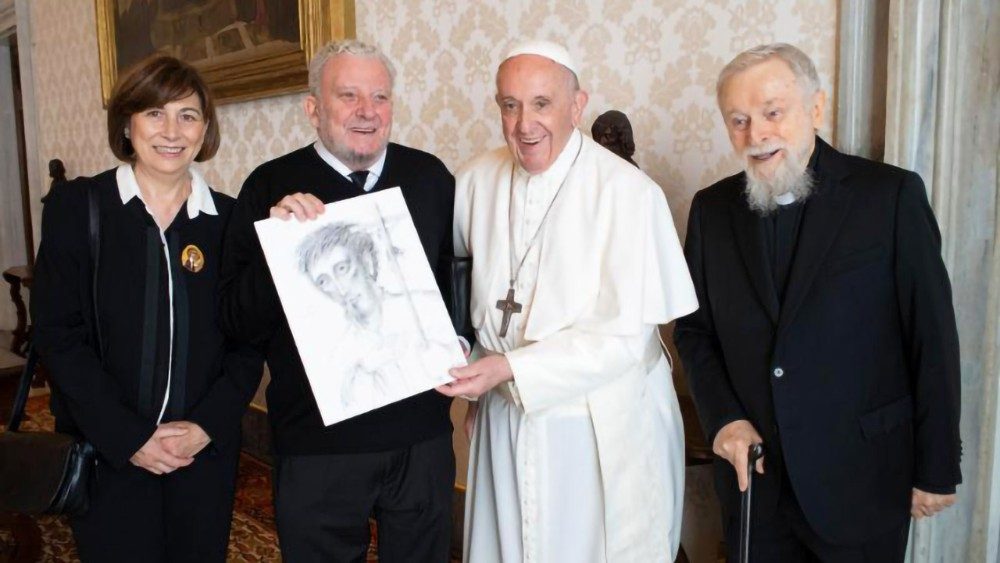 L'equipe internazionale del Cammino Neocatecumenale con il Papa che mostra il disegno di San Francesco Saverio