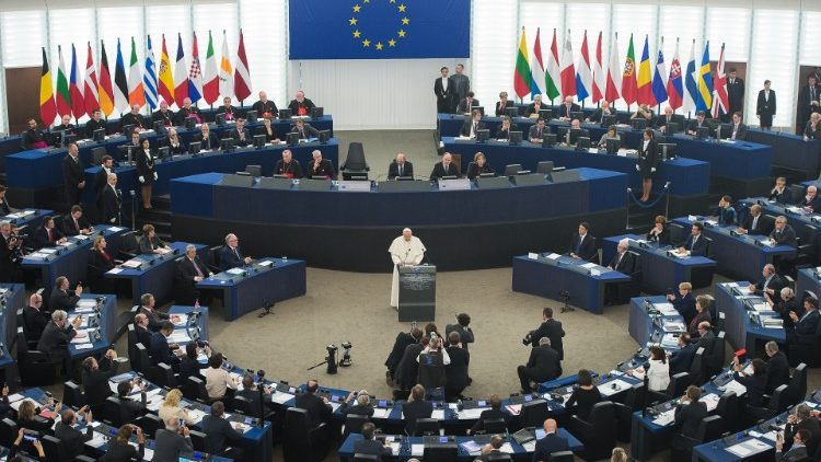 Papež Frančišek med govorom v Evropskem parlamentu, 25. november 2014