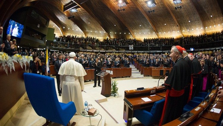Em foto de arquivo, o Papa Francisco e o card. Parolin, em visita ao Conselho da Europa de Estraburgo, em 2014