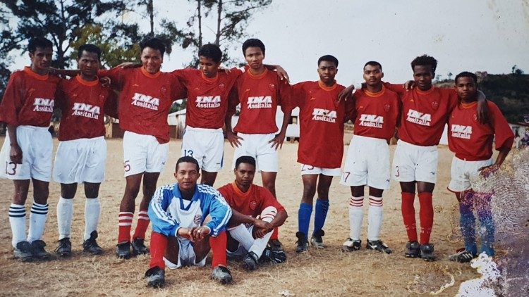 니하시나 라코토아리마나나의 축구팀, 오른쪽에서 두 번째