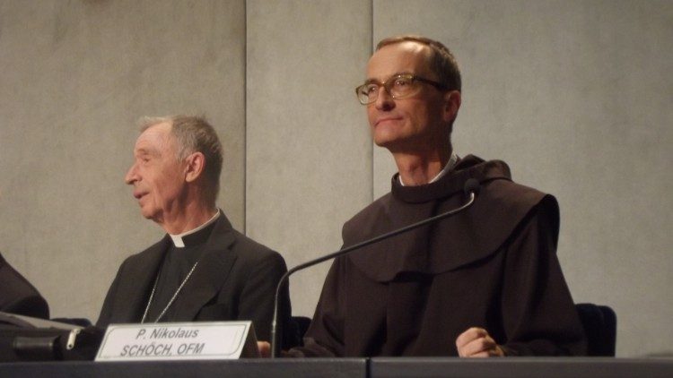 P. Nikolaus Schöch, OFM, ist rechts im Bild. (Mario Galgano)