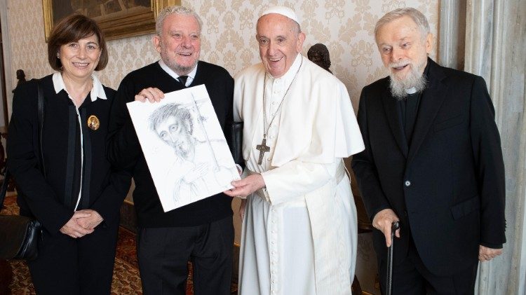 A equipe internacional do Caminho Neocatecumenal com o Papa que mostra o desenho de São Francisco Xavier