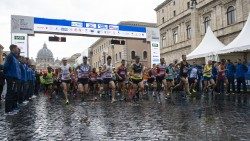 Via Pacis 2019 - atletica Vaticana partenza half marathon.JPG