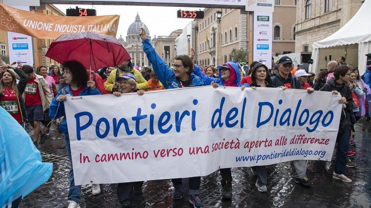 Via Pacis 2019 - atletica Vaticana striscione Pontieri.JPG
