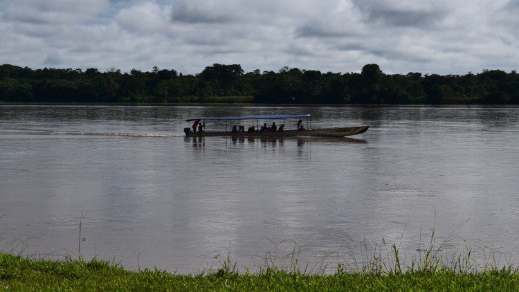 Une embarcation sur le fleuve Amazone.