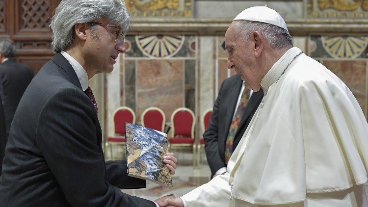 L'autore presenta il suo libro al Papa
