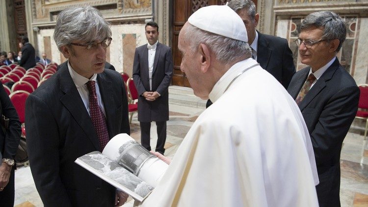  Marcello Filotei předává svou knihu papeži Františkovi