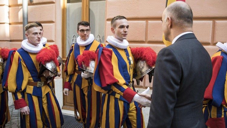 빈센트 페리타스가 지난 2018년 11월 12일 바티칸을 방문한 알랭 베르세 당시 스위스 대통령과 인사를 나누고 있다.