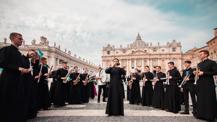 Духовий оркестр Львівської духовної семінарії на площі св. Петра у Ватикані