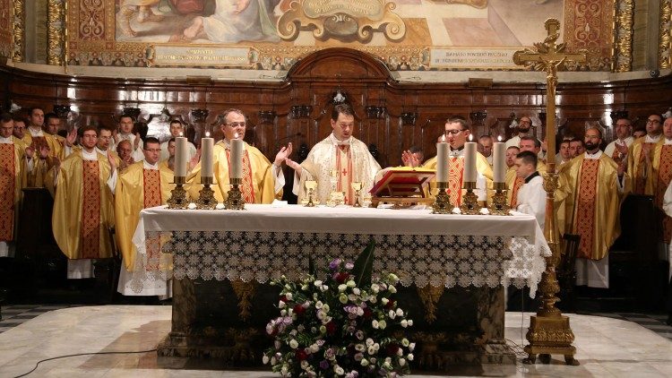 Msgr. Mislav Hodžić predvodi euharistijsko slavlje u Hrvatskoj crkvi svetoga Jeronima u Rimu; 30. rujna 2019.