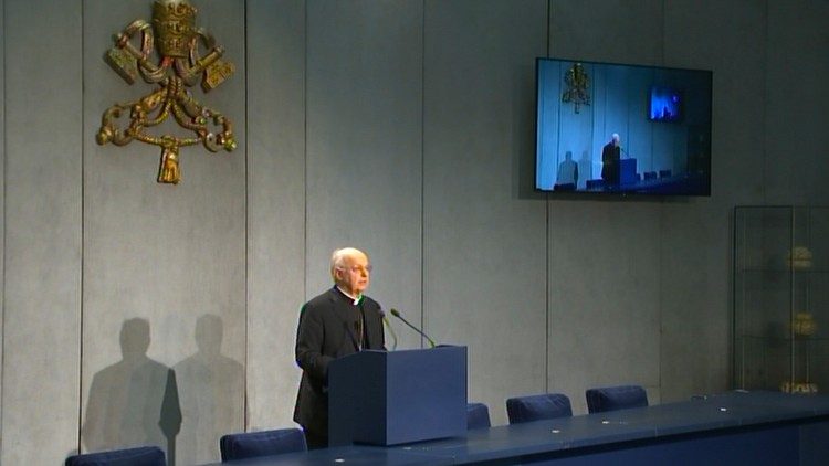 2019.10.03 Cardinale Lorenzo Baldisseri in conferenza stampa, Segretario Generale del Sinodo dei Vescovi