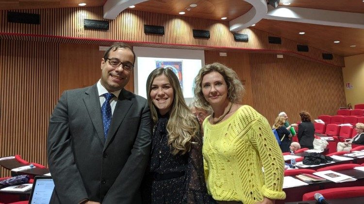 O português Daniel e as brasileiras Carolline e Mari no congresso em Roma