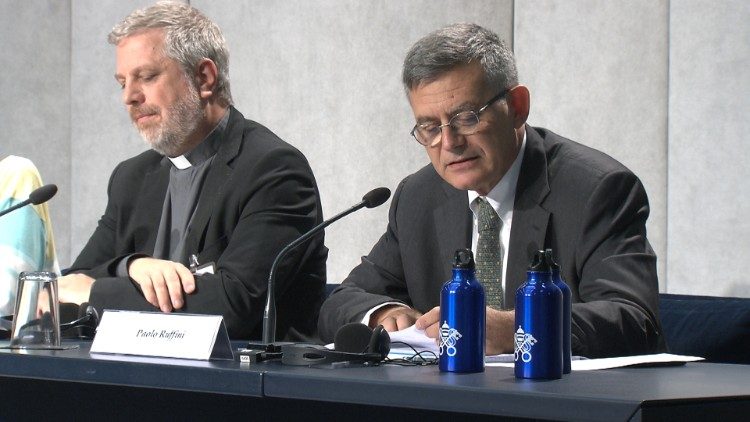 Briefing o sinodi, otac Giacomo Costa i pročelnik Paolo Ruffini
