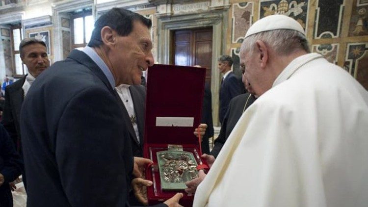 Папа Франциск благославя един от горелифите на новия Кръстен път в Йерусалим