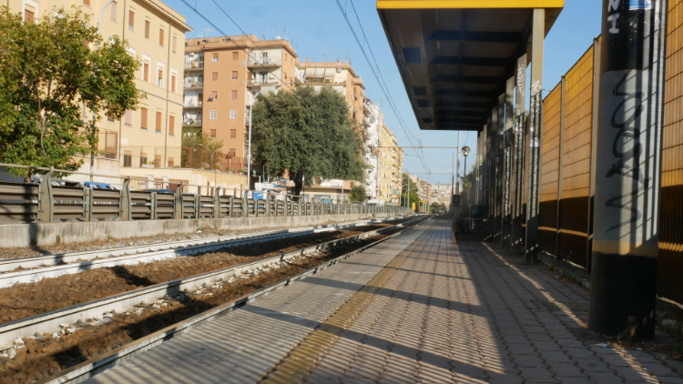 에드몬, 모니카, 수마일라의 삶이 매일 교차하는 로마 근교의 토르 피냐타라 기차역