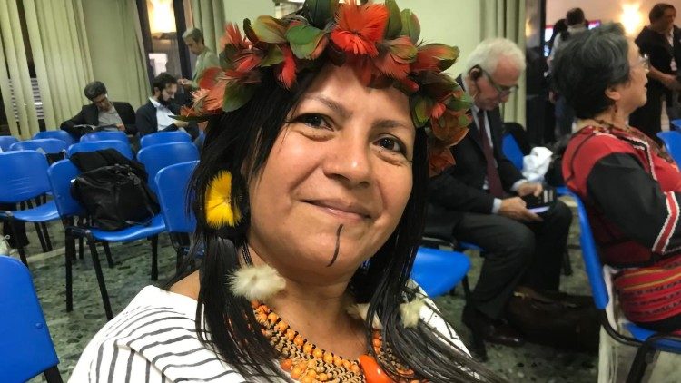 Una donna indigena dell'Amazzonia partecipante al Sinodo