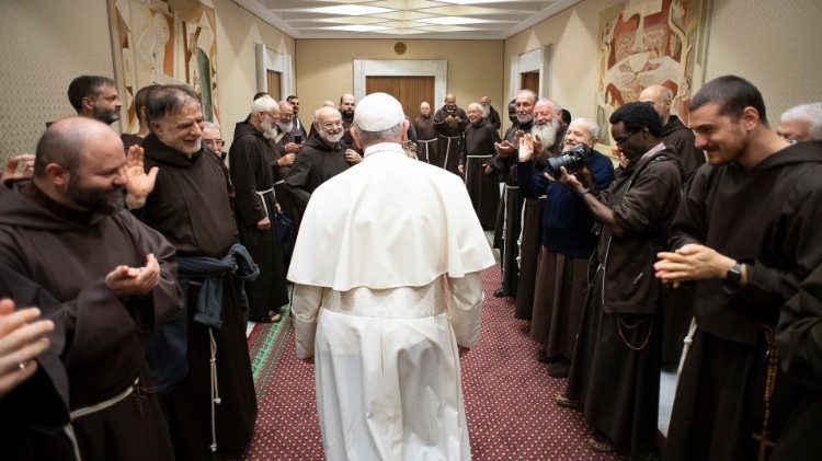 Il Papa nel suo incontro con una comunità di Frati minori delle Marche nel 2019