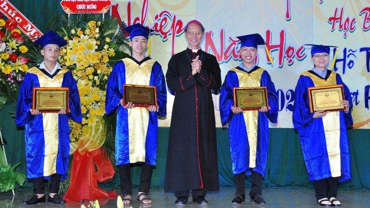 Đức cha trao bằng tuyên dương cho các sinh viên tốt nghiệp xuất sắc