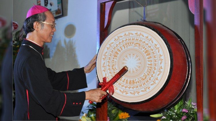 Eröffnet das Schuljahr mit einem Lächeln - und einem Trommelschlag: Weihbischof Johannes Do Van Ngan