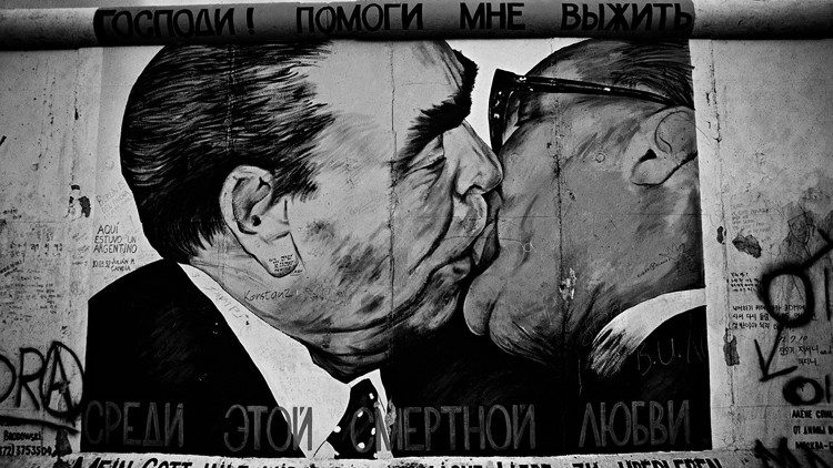 Il bacio tra Brezhnev e Honecker riprodotto sul Muro, foto di Livio Senigalliesi