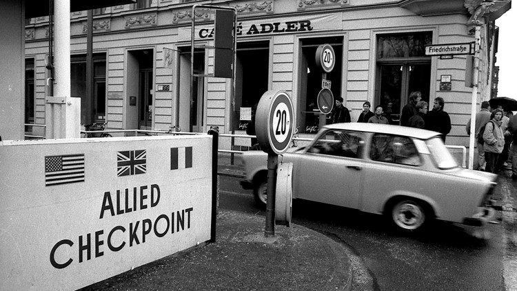 Il punto di controllo per entrare a Berlino Ovest, nel 1989, foto di Livio Senigalliesi