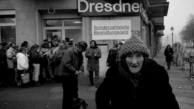 Berlinesi dell'Est all'Ovest, per ritirare il sussidio di 100 marchi, foto di Livio Senigalliesi