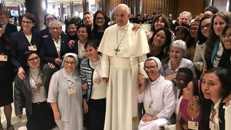 Il Papa con un gruppo di indigeni e religiose presenti al Sinodo