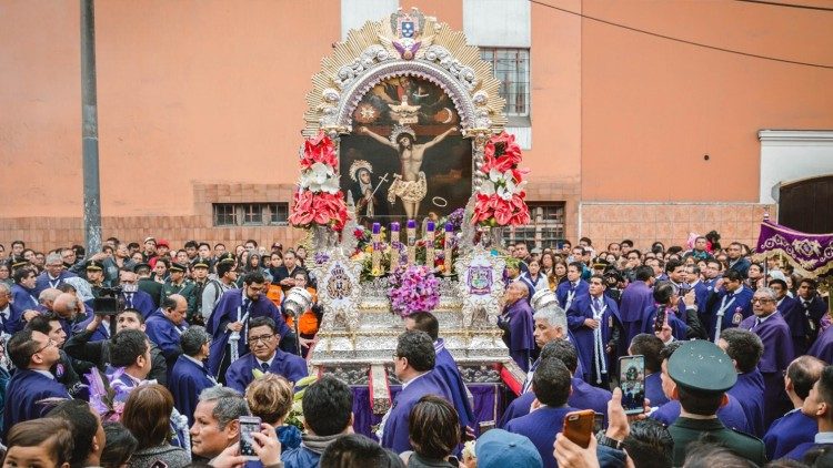 El Señor de los Milagros por las calles de Lima