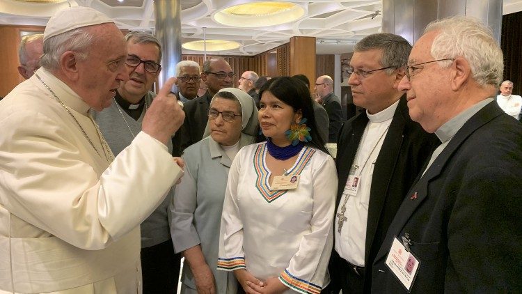 El Papa Francisco con Patricia Gualinga y algunos obispos de Ecuador entre ellos Mons. Rafael Cob Vicario Apostólico de Puyo