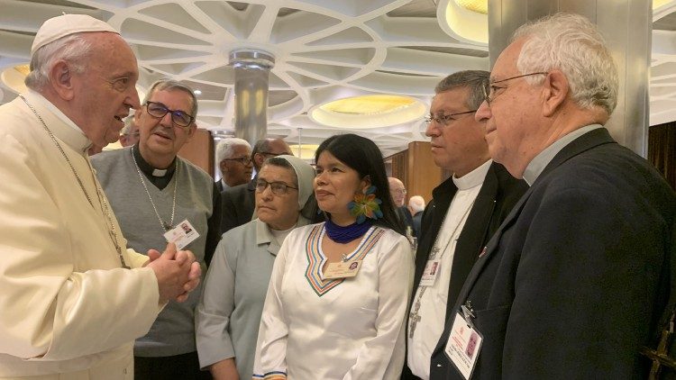  Il Papa in Vaticano con alcuni vescovi dell'Ecuador
