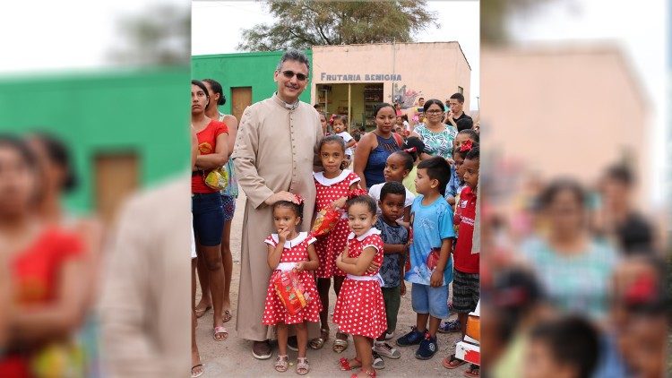 Pe. Paulo com as crianças vestidas a caráter