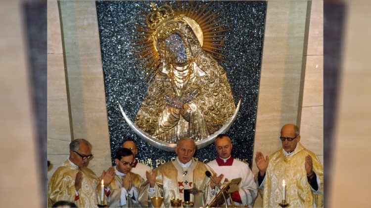 Jonas Paulius II aukoja šv. Mišias Romos lietuvių bendruomenei