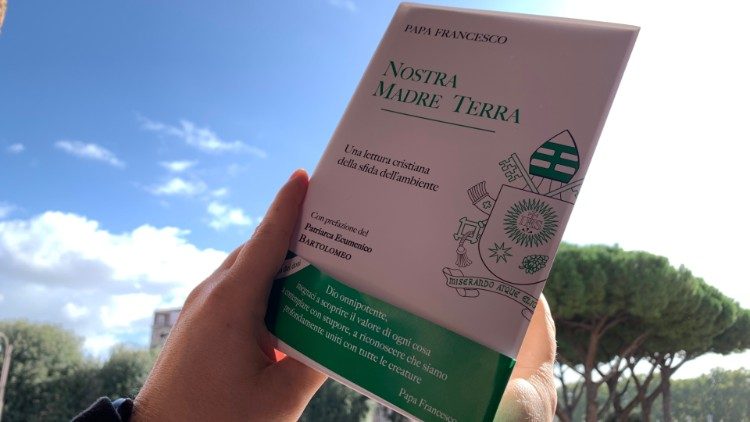 La couverture du livre "Nostra Madre Terra", édité par la LEV.
